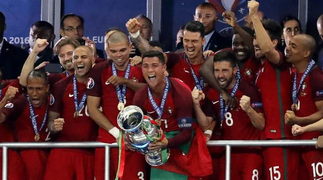 Cristiano celebra el título de la Eurocopa.