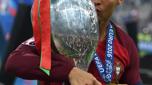 Cristiano besa el trofeo.