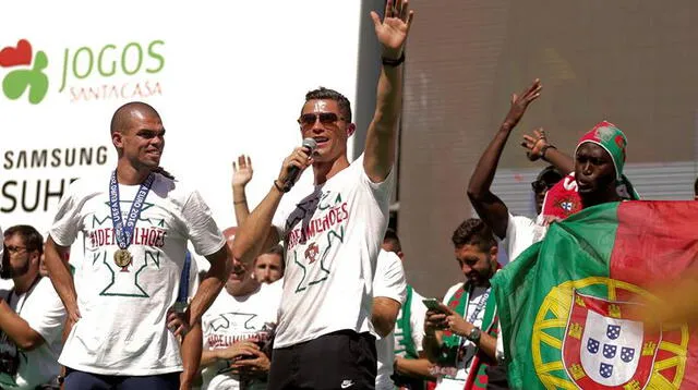 Cristiano Ronaldo comparte su alegría con los hinchas