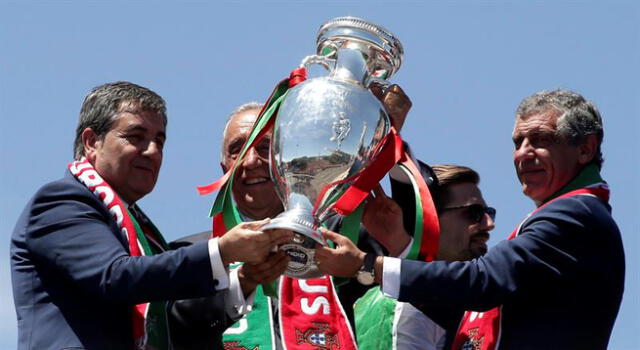 El presidente de Portugal, Marcelo Rebelo de Sousa junto al técnico Fernando Santos