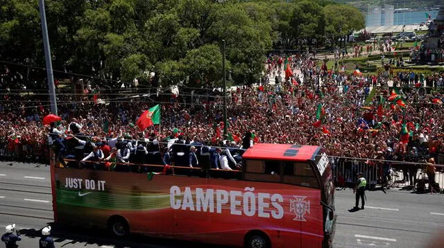 El autobus de Portugal pasea por las calles de Lisboa