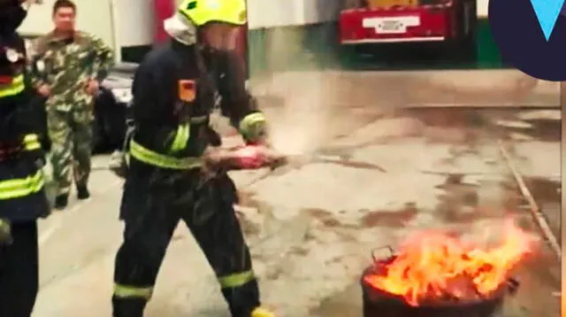  bombero apaga el fuego con Coca Cola 