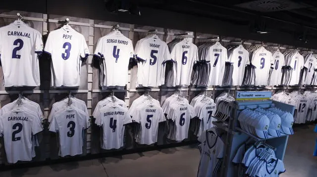 La nueva camiseta del Real Madrid ya se puso a la venta en España.