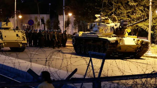 Los tanques toman las calles de Turquía. 