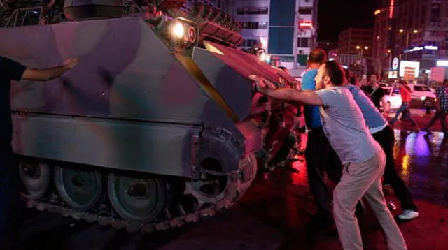 Turcos siguen en las calles en su lucha con militares golpistas