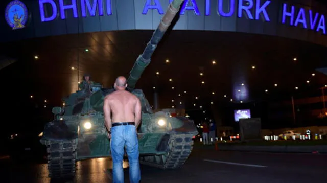 Hombre impide que tanque turco avance por las calles de Ankara en Turquía