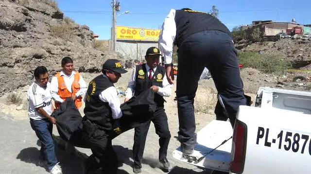 La policía retira el cuerpo del chofer asesinado.