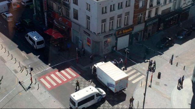 Policías en Bruselas han rodeado al sospechoso y evacuado la zona 