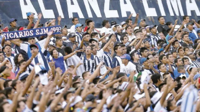 Alianza Lima recibe llamado de atención de sus hinchas
