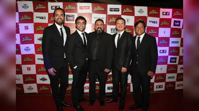Los protagonistas de la cinta con el director Willy Combe.