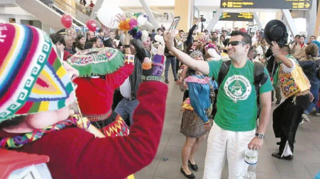 Agentes de la policía contagiaron el fervor patriótico en el aeropuerto