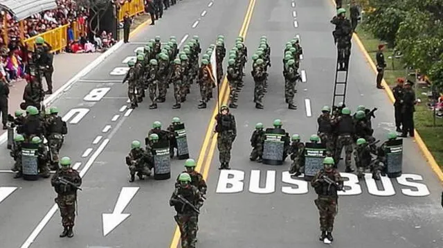 Fuerzas Armadas en la Parada Militar en la Av Brasil