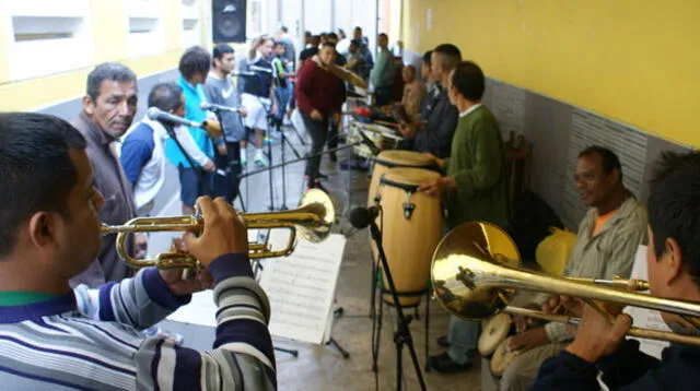 Los internos del penal del Callao tocan instrumentos como terapias de rehabilitación