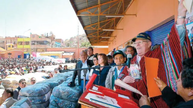 Kuczynski llevó ayuda humanitaria a 14 comunidades afectadas por las heladas en puno. luego viajó a madre de dios