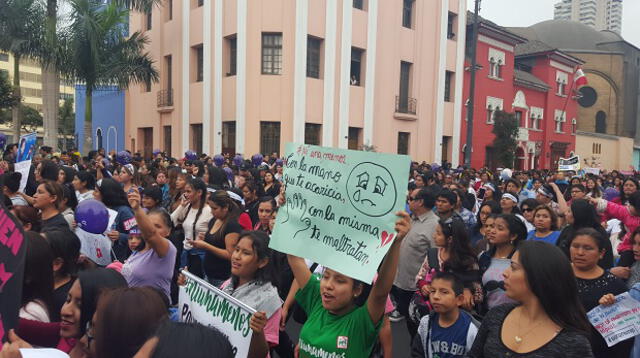 Miles de personas recorren las calles de Lima a un sola voz "Ni una menos"