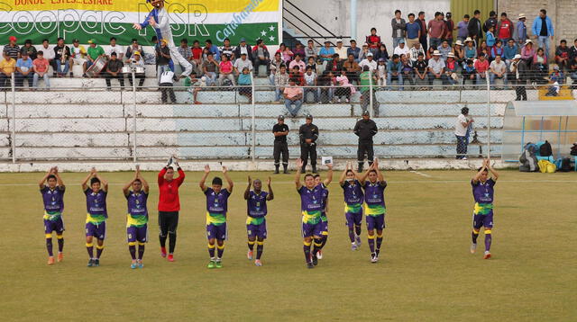 jugadores del Coopac saludando a sus parciales. FOTO Facebook club