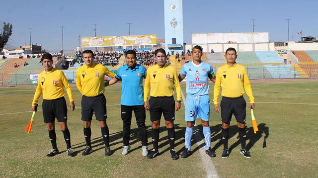 Los capitanes del Binacional y San Jacinto antes del inicio del cotejo FOTO: Ciudad del Gol