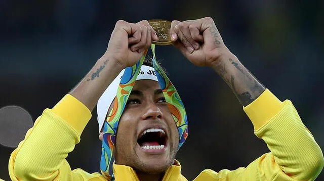 Neymar enseña la medalla de oro