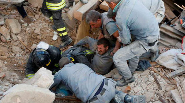 Continua rescate de víctimas tras terremoto en Italia 