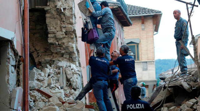 Siguen las labores de rescate en zona devastada en Italia