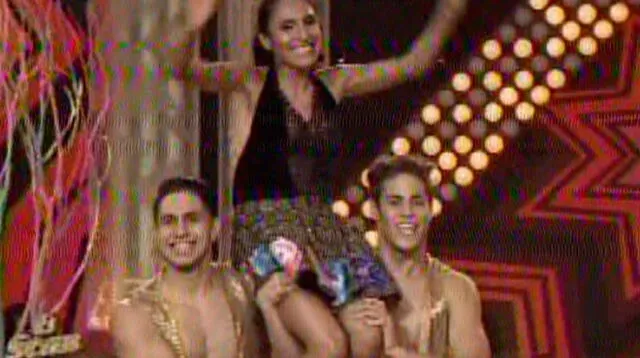 Gladys Tejeda nerviosa, esboza una sonrisa durante su participación en 'El gran show"