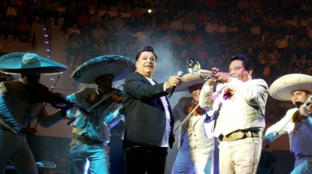 Divo de Juárez se llevó los aplausos de miles de asistentes a su concierto