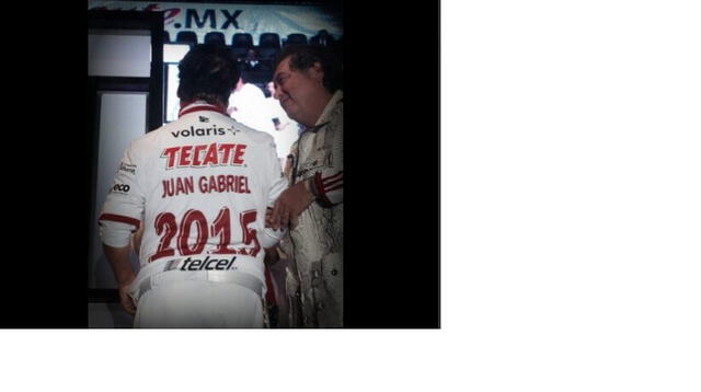 Camiseta con su nombre que recibió Juan Gabriel