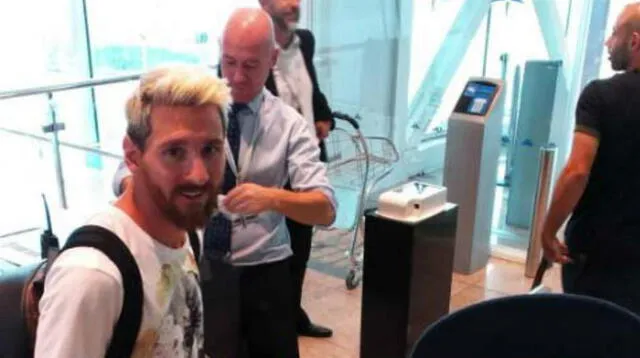 Messi aborda el avión junto a Mascherano