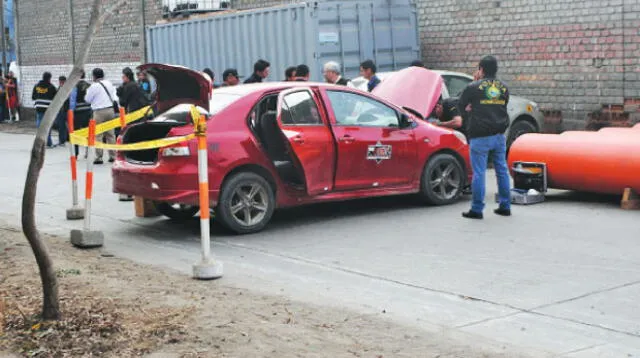 Policía en pleno hallazgo en yerbateros del vehículo robado a plinio chuco, cuyo cadáver fue encontrado ayer en Canta