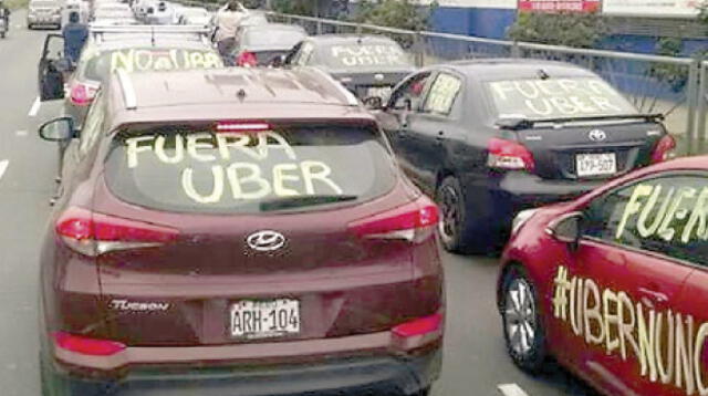 Decenas de taxistas reclamaron con pancartas en mano en las calles de Lima