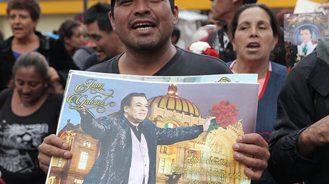 Mexicanos esperan sus restos para rendirle homenaje