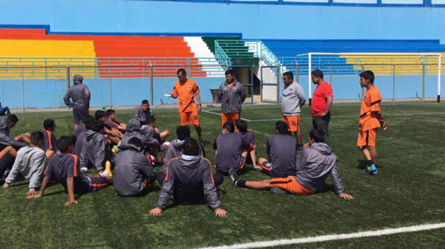 El Charapa Torres trabajando fuerte con sus pupilos en Hualgayoc