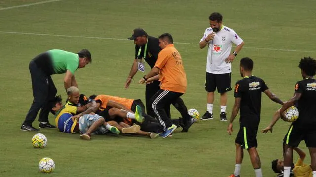 Neymar en el suelo con los hinchas