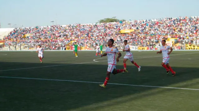 Sauñe  del Grau corre como loco para celebrar su gol.