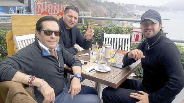 Pepillo junto a Crhistian y Elio Zuárez almorzando frente al mar en lima.