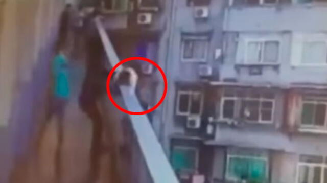 La menor se acercó y atacó a la otra niña que caminaba cerca al balcón 