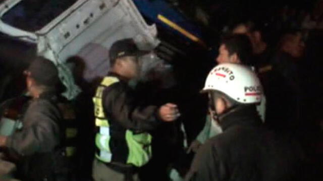 Bomberos trabajaron durante para rescatar a los heridos
