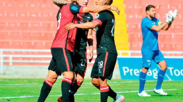 Omar Fernández y Arias felicitan a Cuesta, cuyo gol inició la recuperación de Melgar