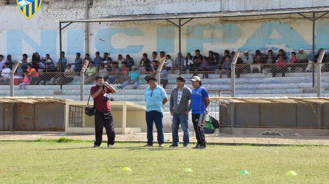 El técnico Lizandro Barbarán en pleno estadio Muncipal 