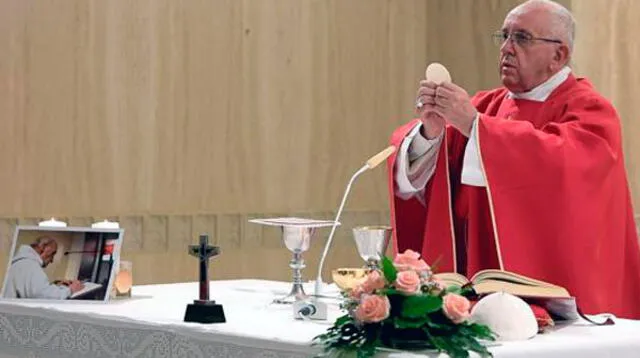 El papa Francisco durante la misa que celebró en memoria del cura francés. 