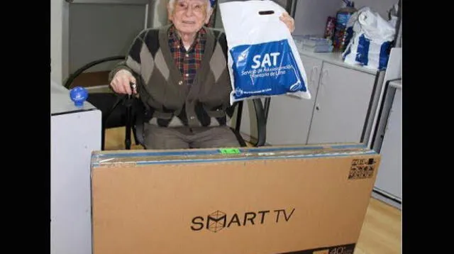 Anciano que fue a pagar el SAT se ganó un televisor de 40 pulgadas 