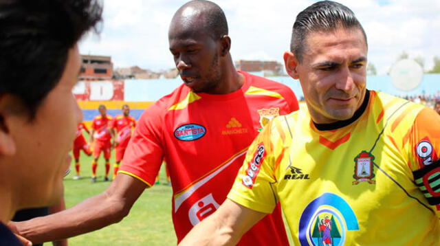 Encuentro de los capitanes Mario Villansantiy Anier Figueroa. FOTO: Prensa Ayacucho