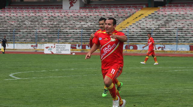 Festejo por su gol, el pirmero del Huancayo en la goleada 3-0 a la San Martín