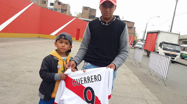 El pequeño Yuri vino desde Cusco para ver a Guerrero