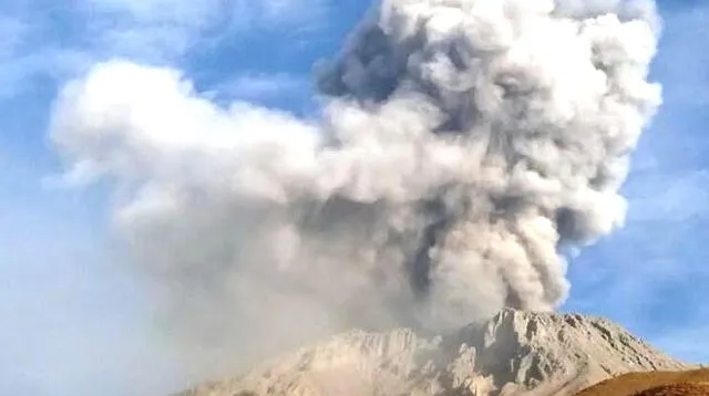 Volcán Ubinas volvió a tener actividad