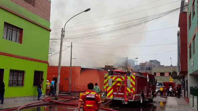 Incendio en ferretería deja dos bomberos heridos en Breña