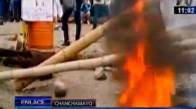 Estudiantes queman llantas y exigen cambio de rector en Chanchamayo