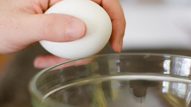 Rompe el huevo con la ayuda de un plato