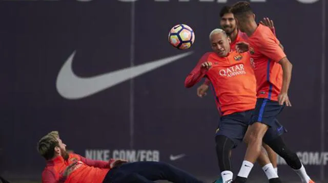 Messi en el suelo, Neymar no pueden controlar. Tampoco Suárez.