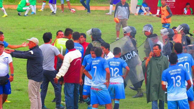 Los jugadores del San José le reclaman al juez por su parcializado trabajo